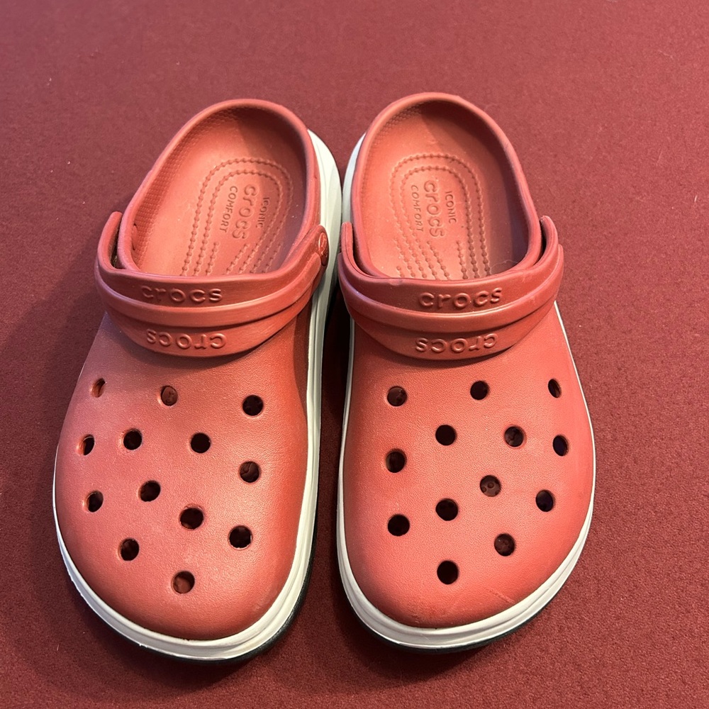 Crocs “Iconic comfort” Size M8-W10 Red/white worn 1 time